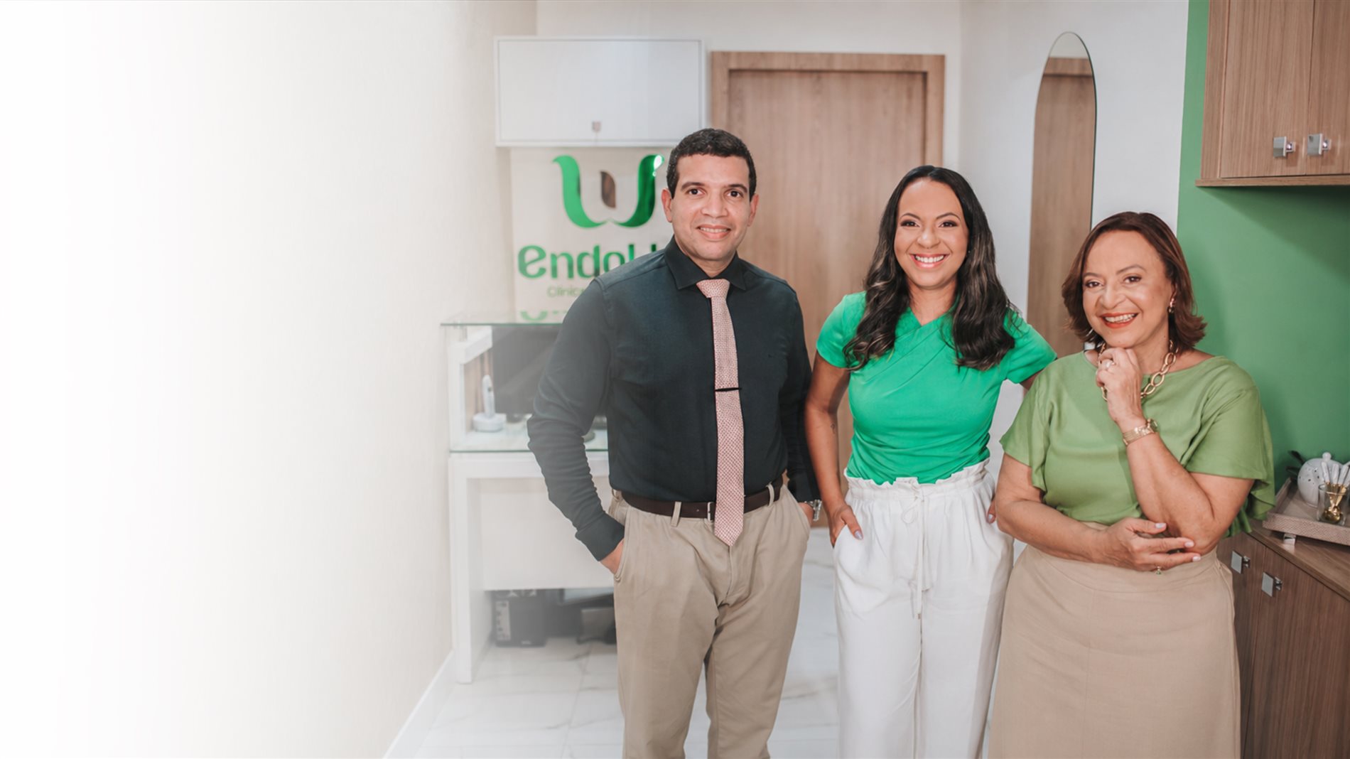 Equipe da Clínica EndoUro na recepção da clínica, em Feira de Santana